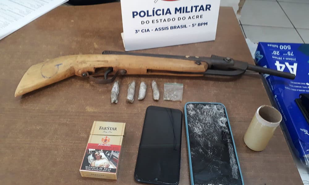 Polícia Militar apreende drogas e arma de fogo no Ramal do Icurian, em Assis Brasil