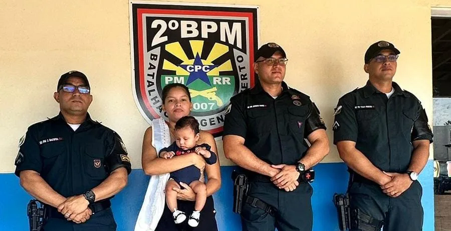 Policiais militares que salvaram bebê de engasgo são homenageados