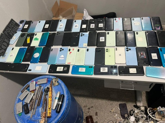 Policiais penais apreendem 65 celulares durante operação em penitenciária