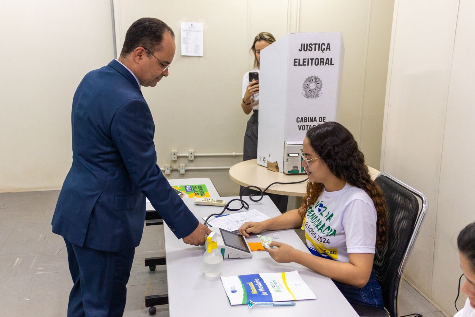 Presidente e corregedora do TRE-AC exercem o voto: “construção de um país melhor” – ac24horas.com