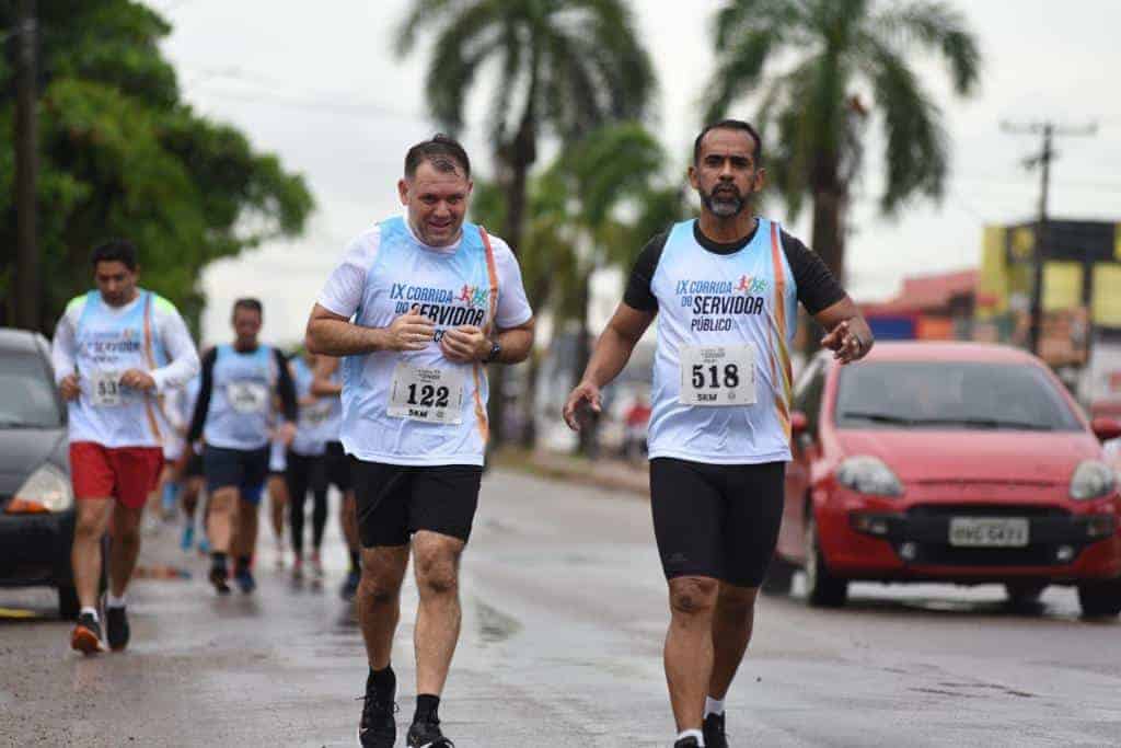 Quantos quilos uma pessoa perde se caminhar todo dia durante um mês?