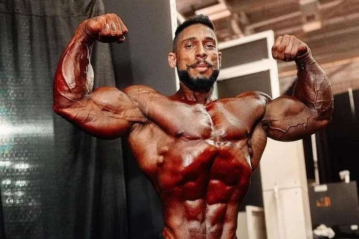 Ramon Dino escorre tinta no palco e fica fora do TOP 3 em prévias do Mr Olympia