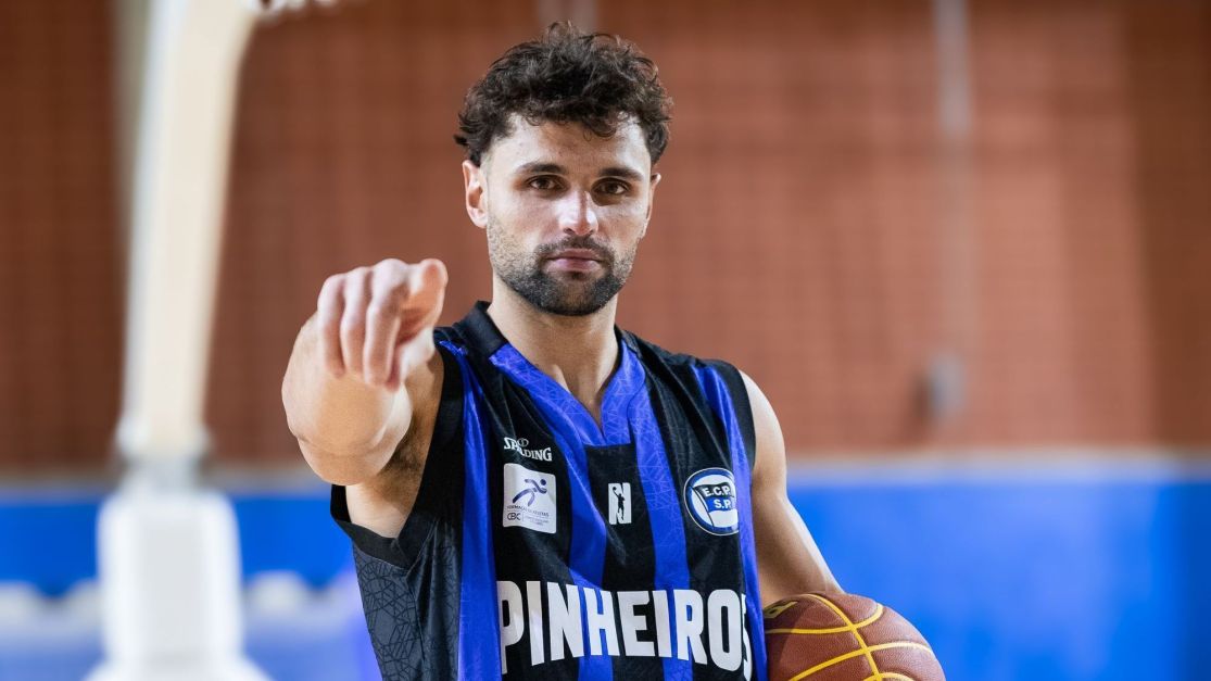 Raulzinho assina com Pinheiros e volta ao basquete brasileiro