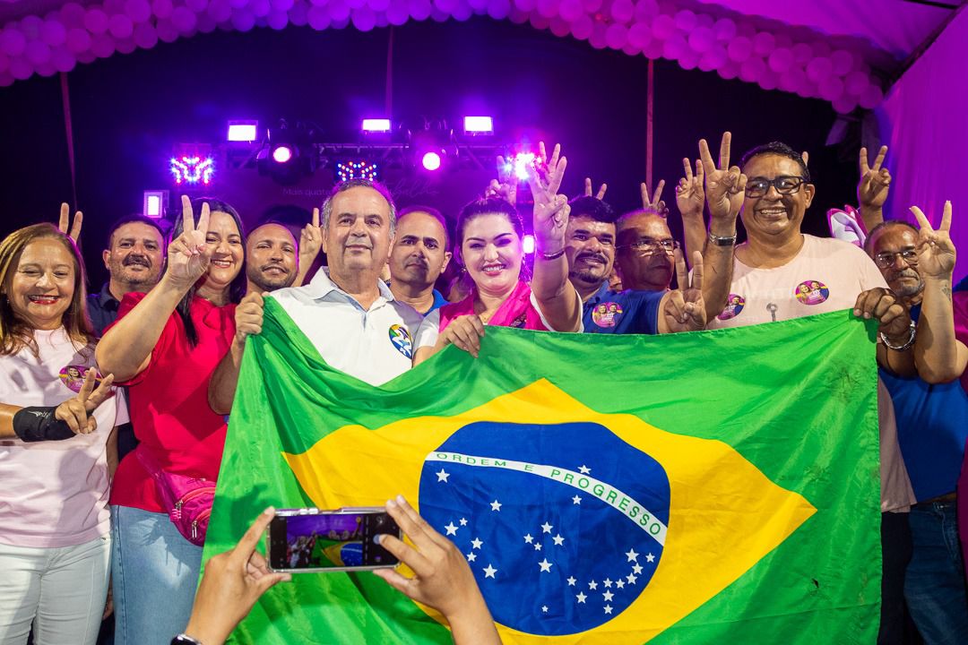 Rogério Marinho participa de comício com Jussara, em Extremoz