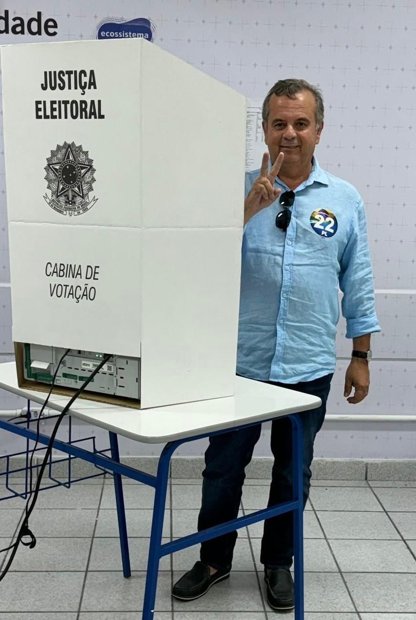 Rogério Marinho vota e faz sinal de vitória, em Natal