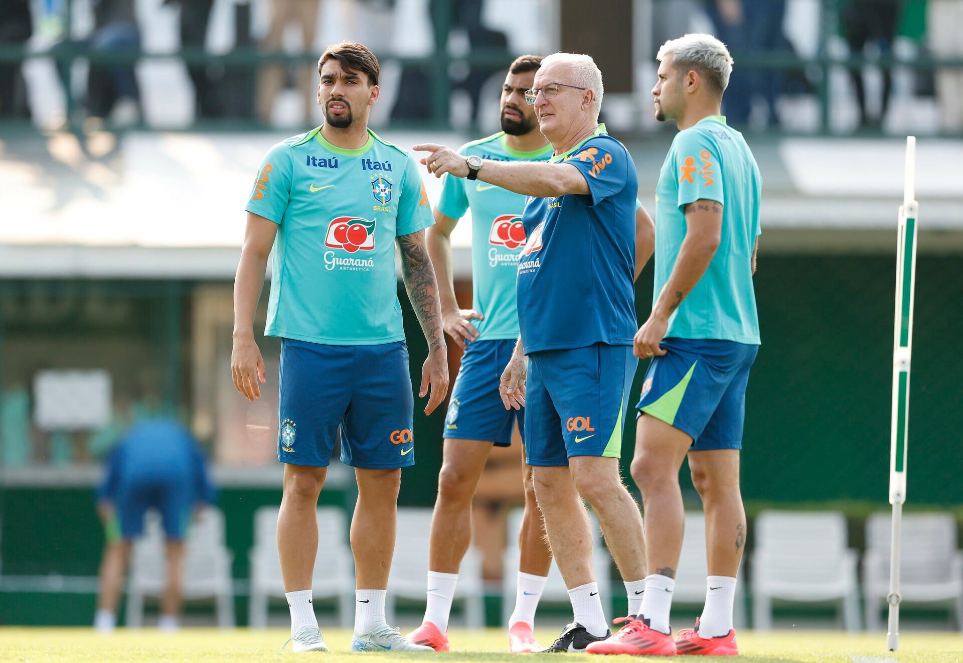 Seleção faz 1º treino no DF com apoio de multidão e visita de Lúcio