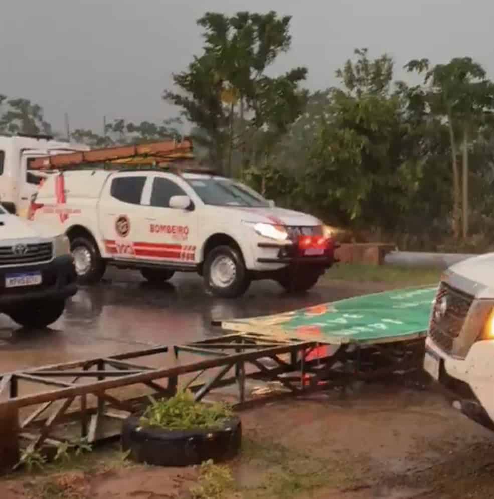 Temporal derruba placa e interrompe fluxo de veículos em Tarauacá – ac24horas.com