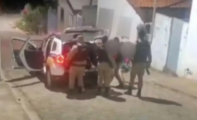 VÍDEO: Policial Militar é flagrado chutando barriga de mulher grávida durante abordagem