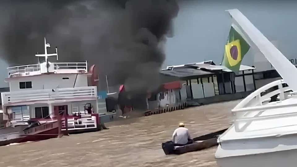 Vídeo: Posto de combustíveis flutuante é atingido por incêndio no Amazonas