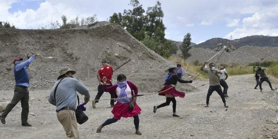 Apoiadores de Evo Morales mantêm 200 militares reféns na Bolívia