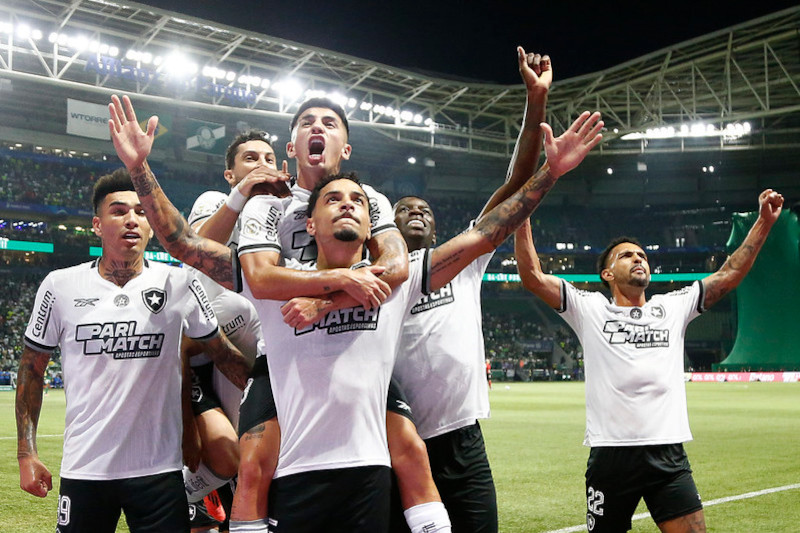 Botafogo faz 3 a 1 no Palmeiras e retoma a liderança do Brasileirão