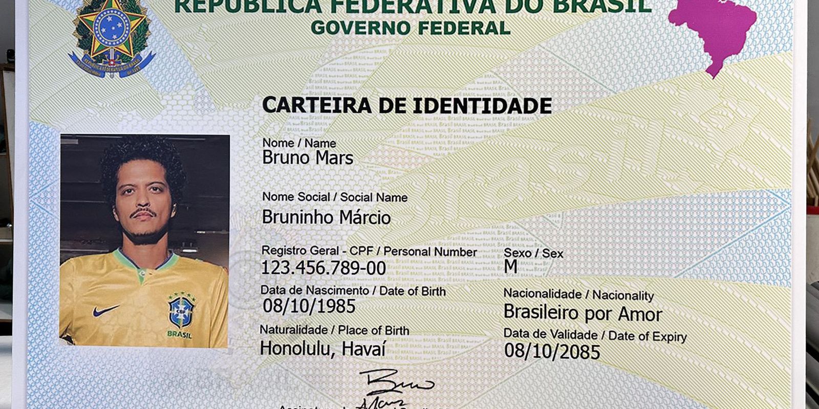 Bruno Mars ganha Carteira de Identidade Nacional gigante em show de BH