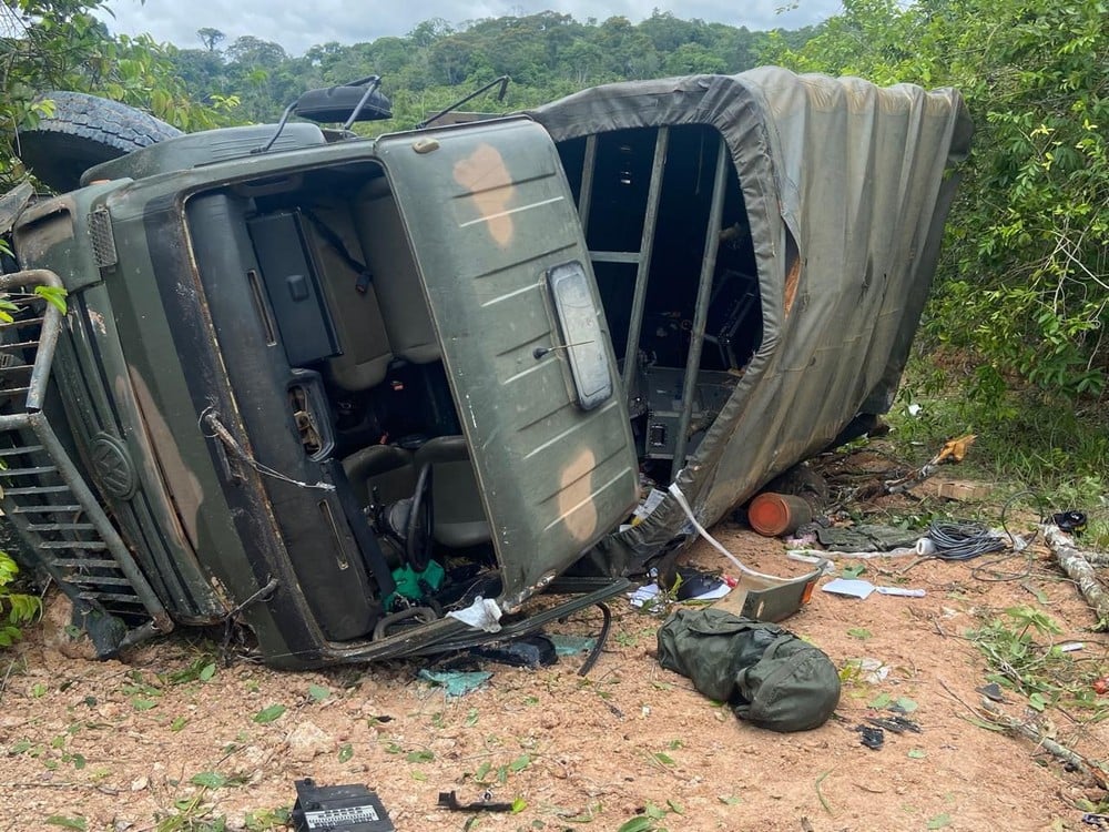 Caminhão do 4º BIS do Acre cai em ribanceira e mata militar na BR-364 – ac24horas.com