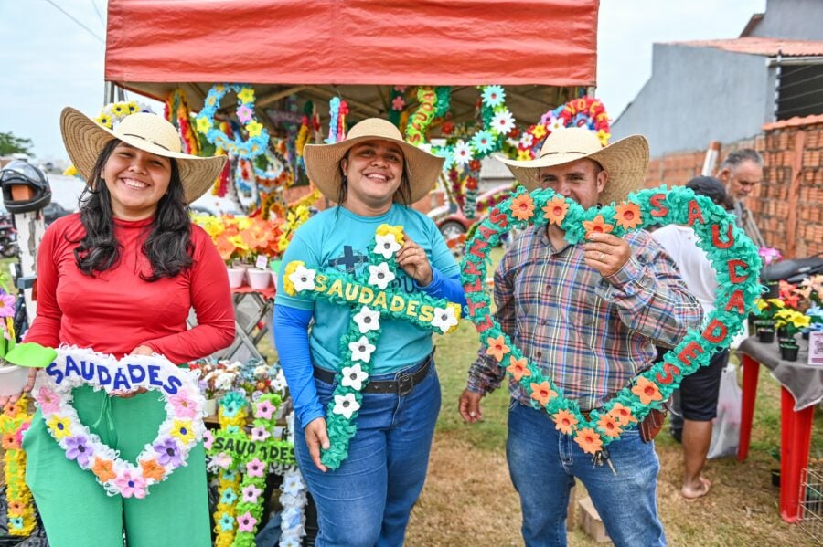 Casal de autônomos sai de Porto Acre para vender flores, arranjos e coroas – ac24horas.com