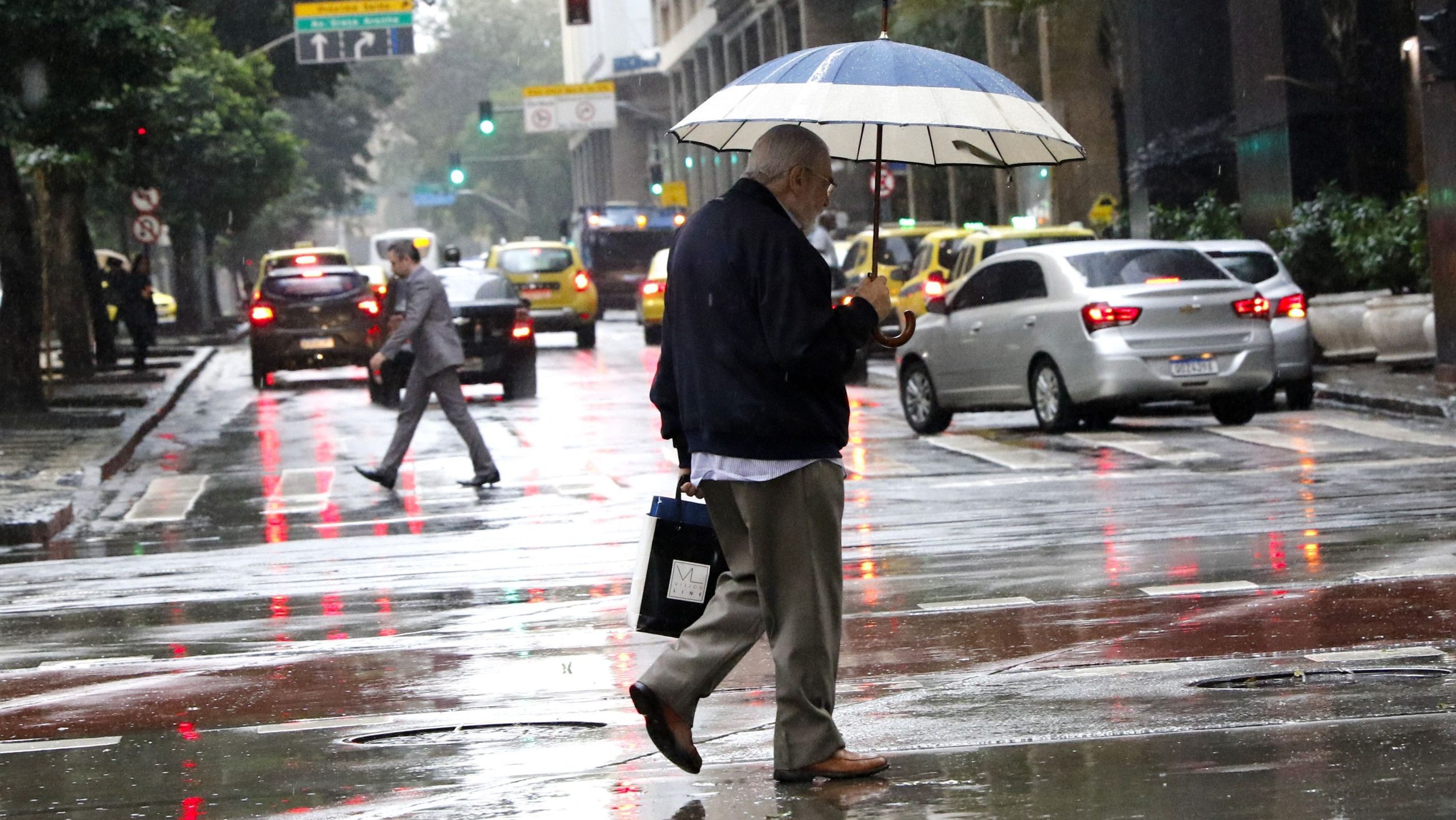 Chuva e frente fria: veja a previsão do tempo para o fim de semana