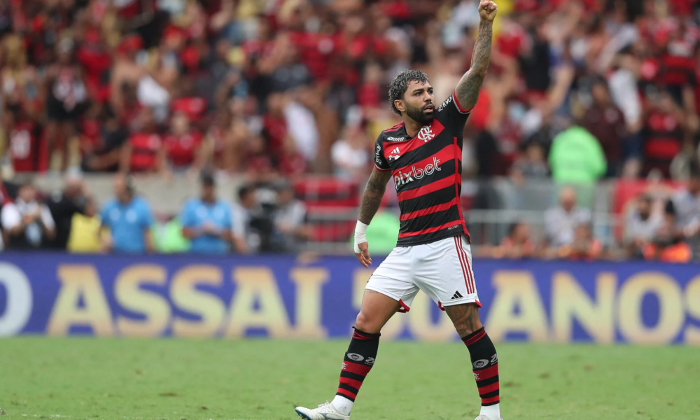 Com dois de Gabigol, Flamengo abre vantagem sobre o Atlético na final