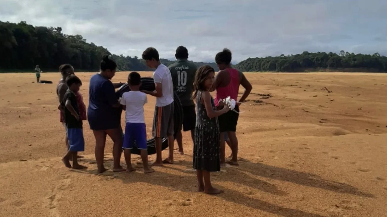 Com seca, ribeirinhos andam 6 km por dia para buscar água no interior de RR