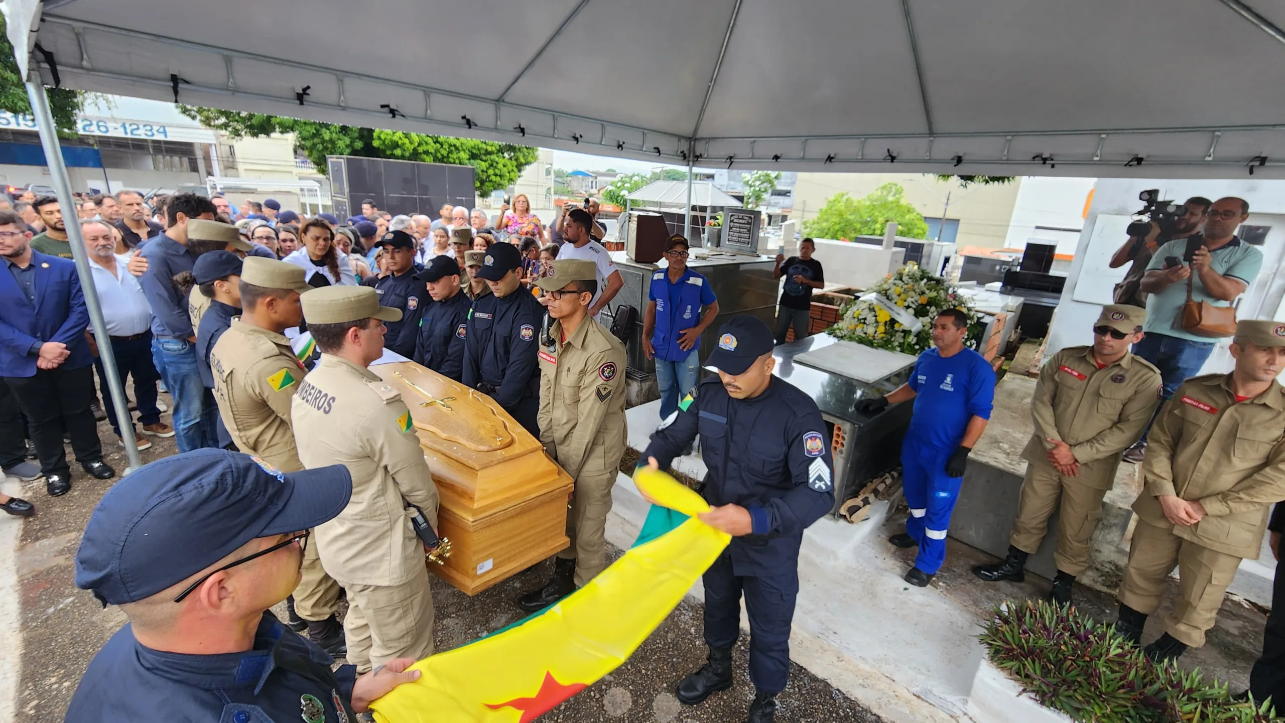 Corpo de Flaviano Melo é sepultado sob forte comoção