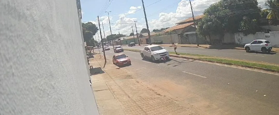 Criança é atropelada ao atravessar avenida; Veja vídeo