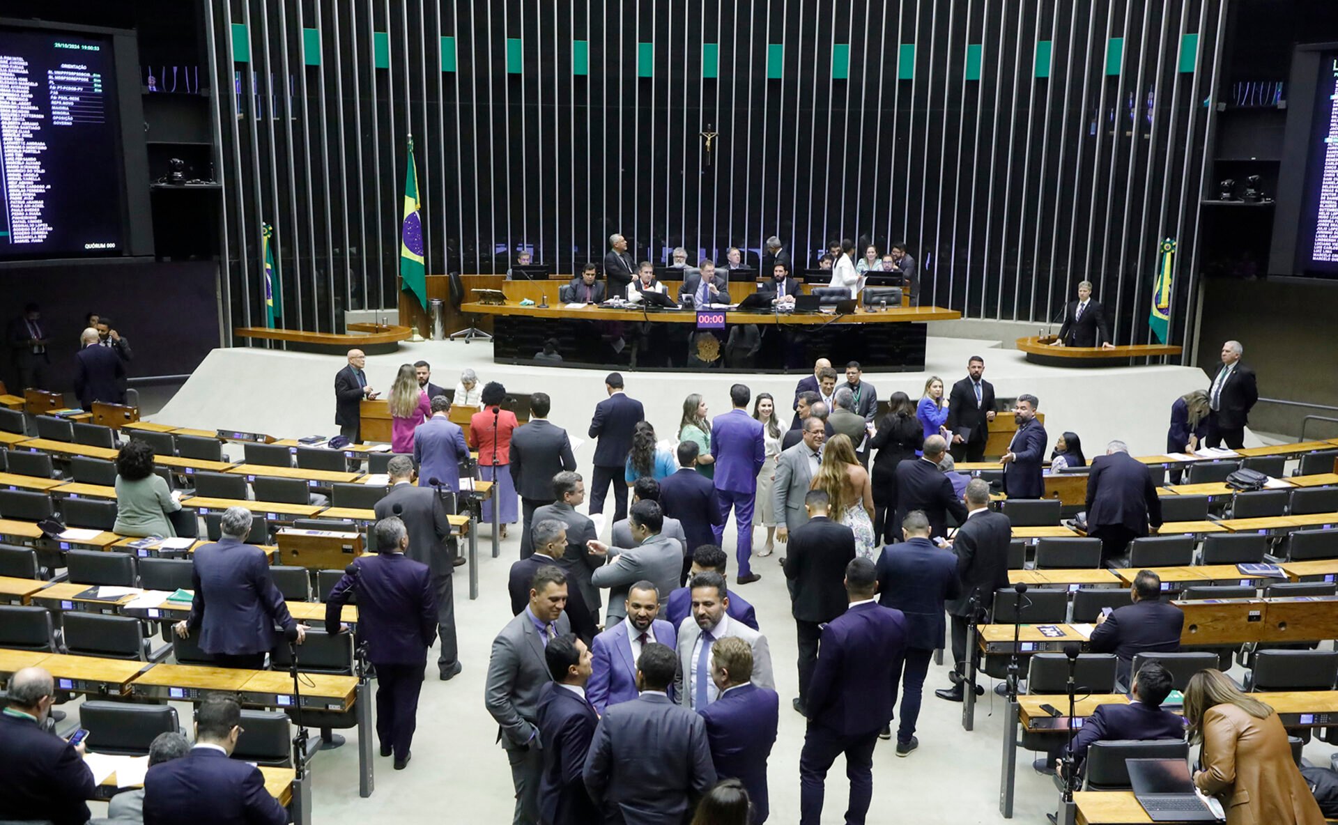 Deputados trabalham em escala 3×4? Veja como funciona a jornada dos parlamentares