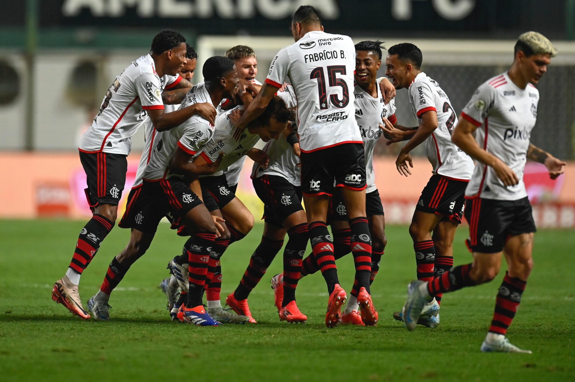 Flamengo, com time misto, vence Cruzeiro e volta a ocupar G4 do Brasileirão