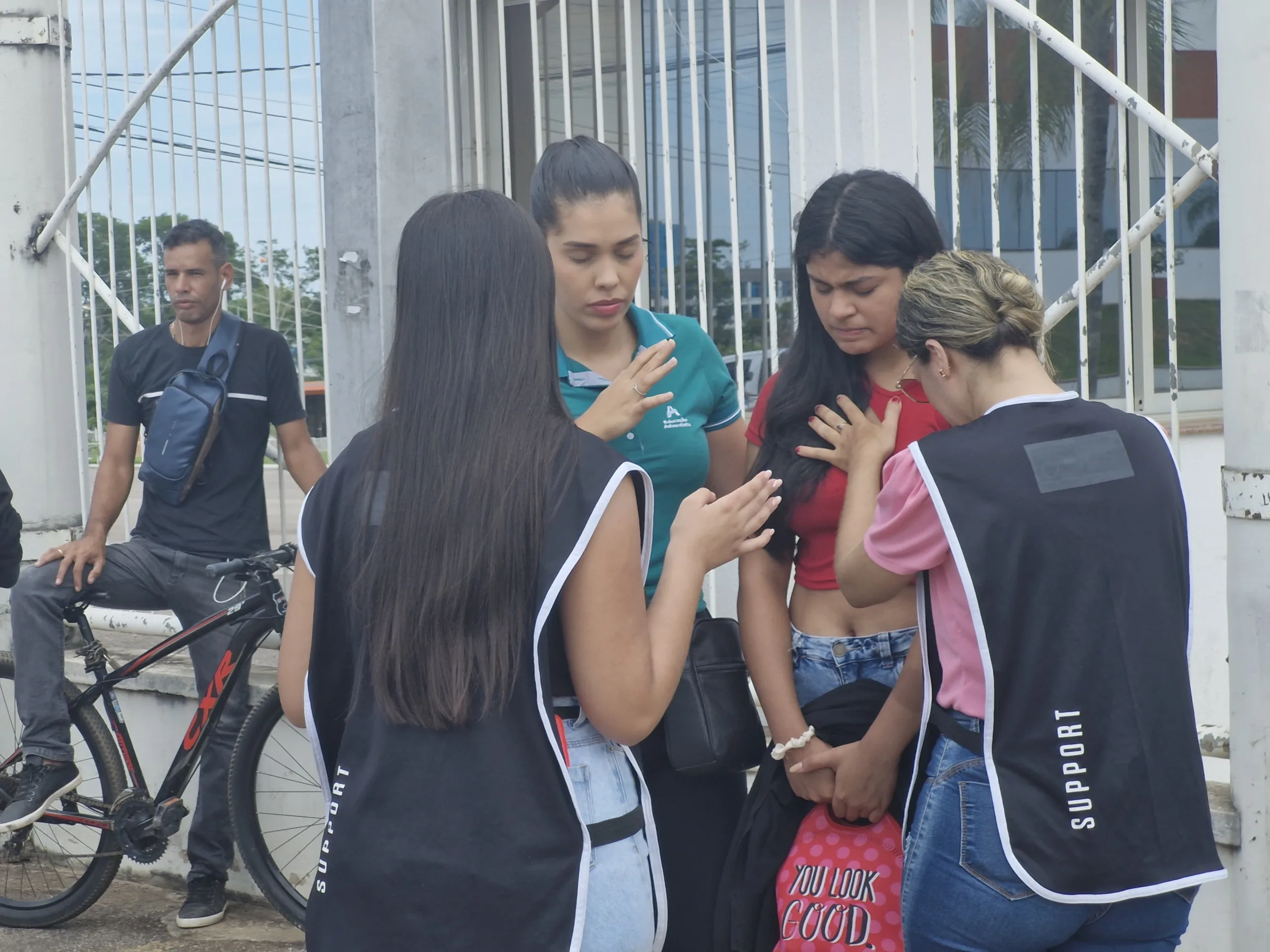 Grupo religioso oferece orações e apoio aos candidatos na porta do Enem em Rio Branco