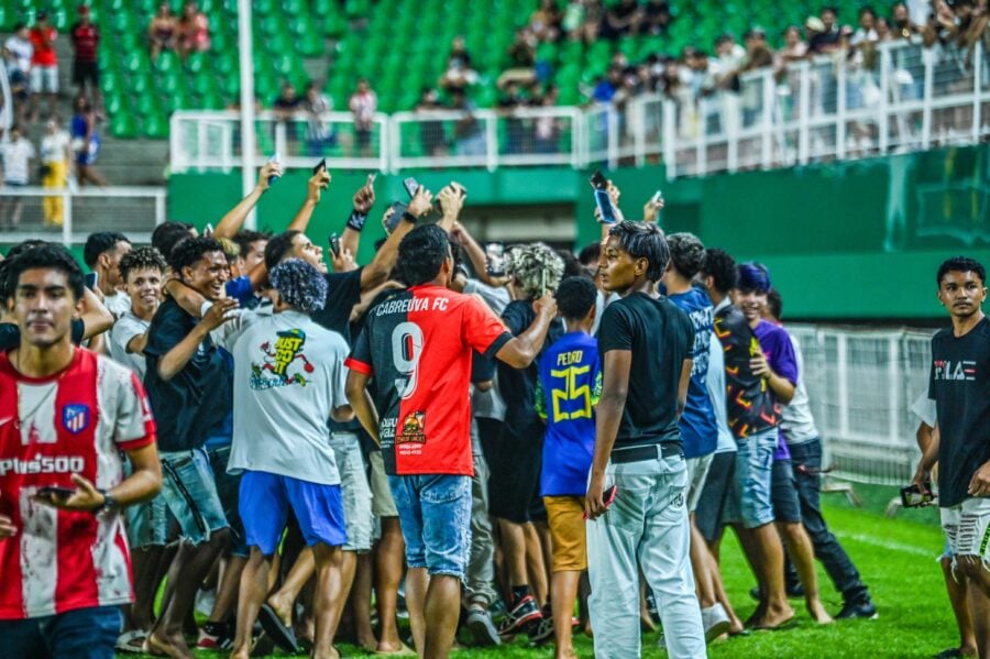 Invasão ao campo no jogo solidário na Arena mobiliza Tropa de Choque