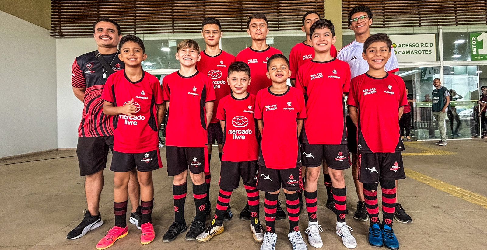 Jogadores da Escolinha do Flamengo conhecerão jogadores e serão mascotes