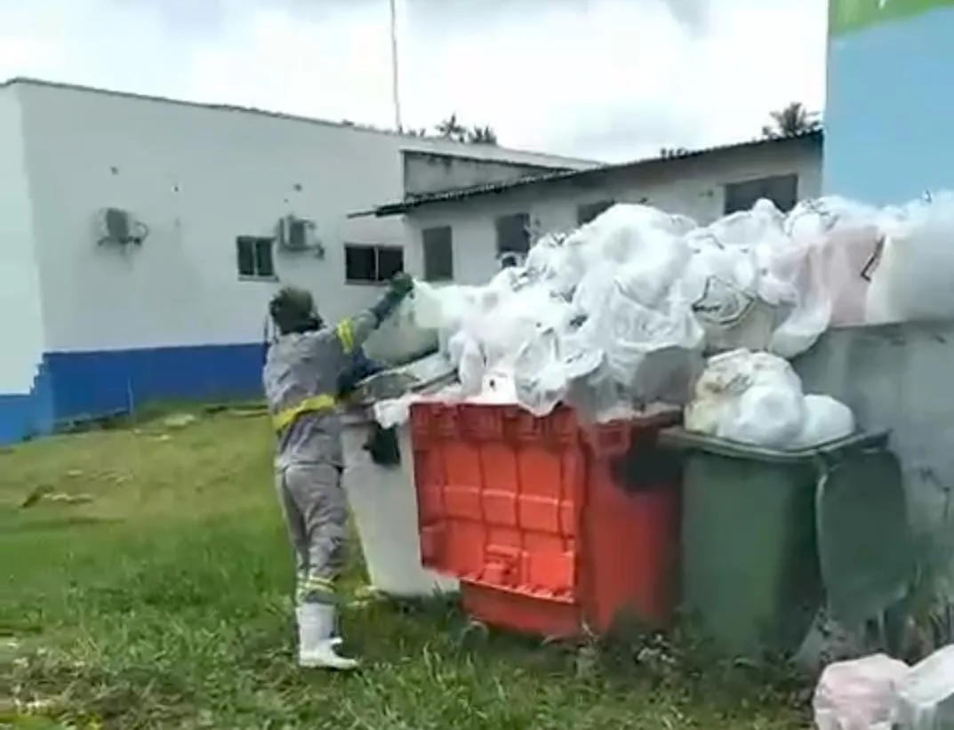 Lixo hospitalar acumulado em área externa do hospital de Pacaraima é recolhido após denúncia