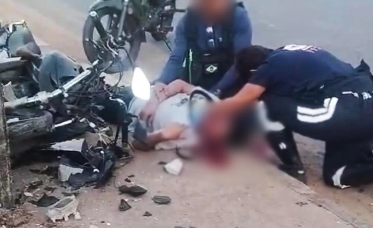 Motociclista fica gravemente ferido após perder controle e bater em poste