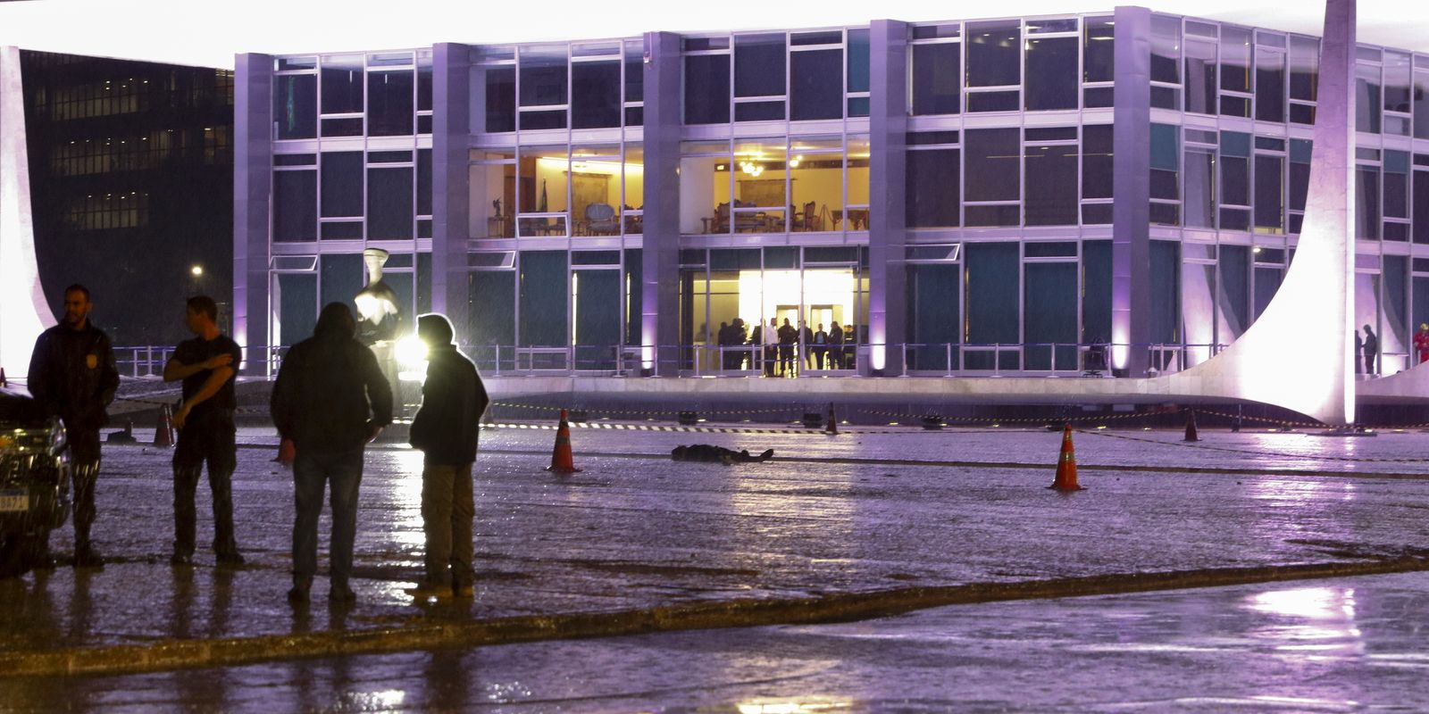 Polícia faz varredura na Praça dos Três Poderes após explosões