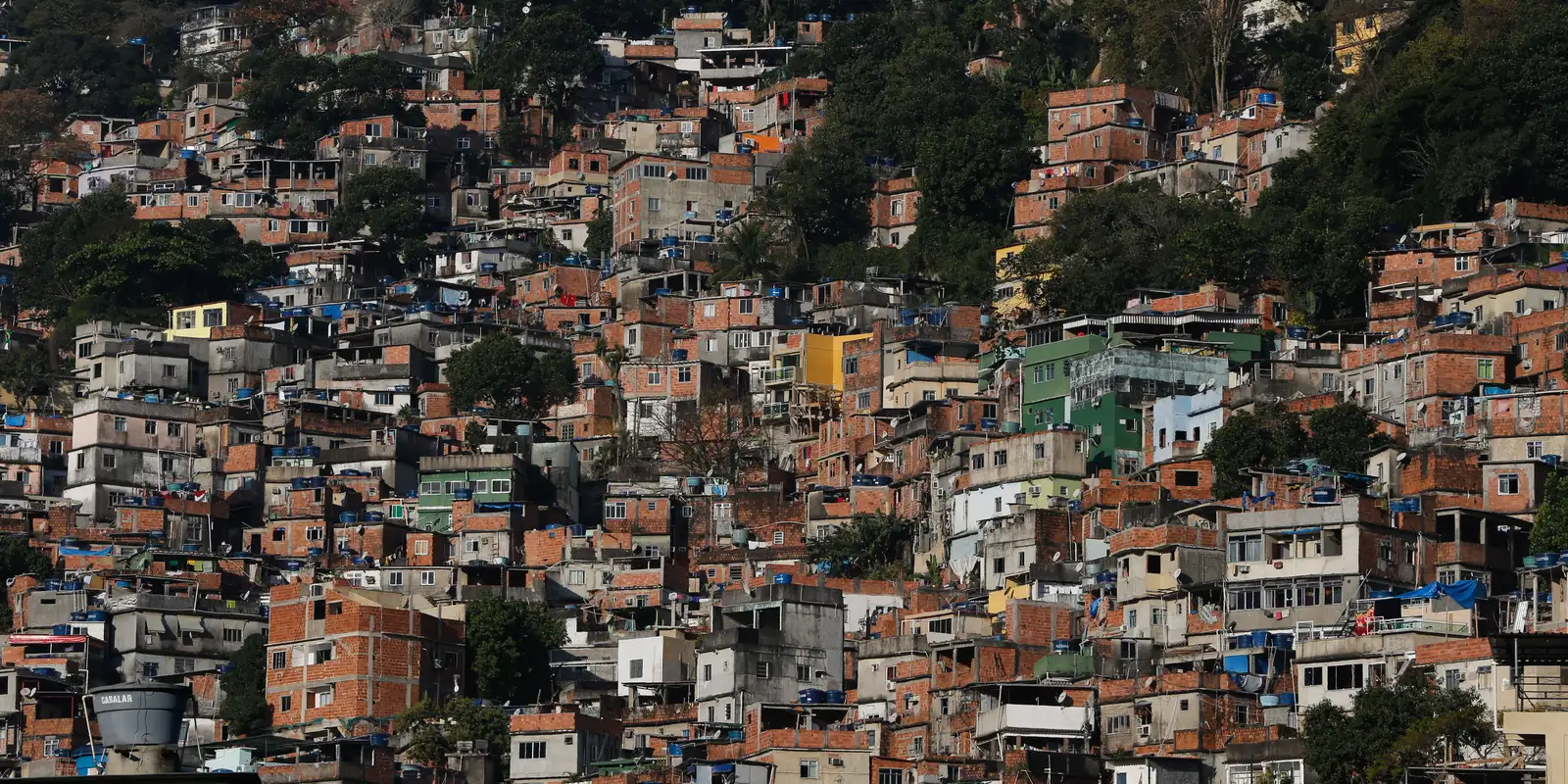 Quase 16,4 milhões de pessoas moram em favelas no Brasil, revela Censo