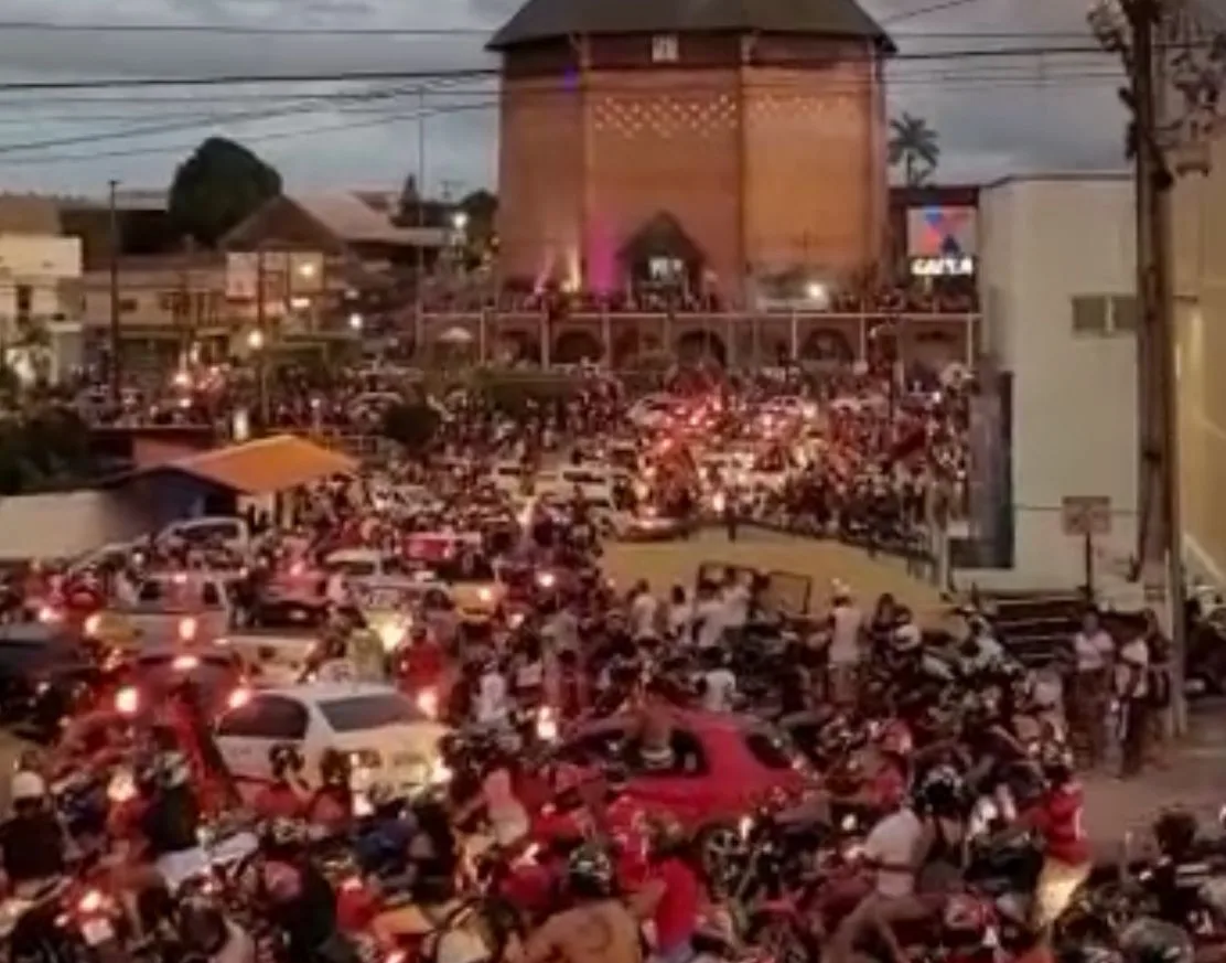 VÍDEO: Torcedores vão às ruas de Cruzeiro do Sul comemorar pentacampeonato do Flamengo