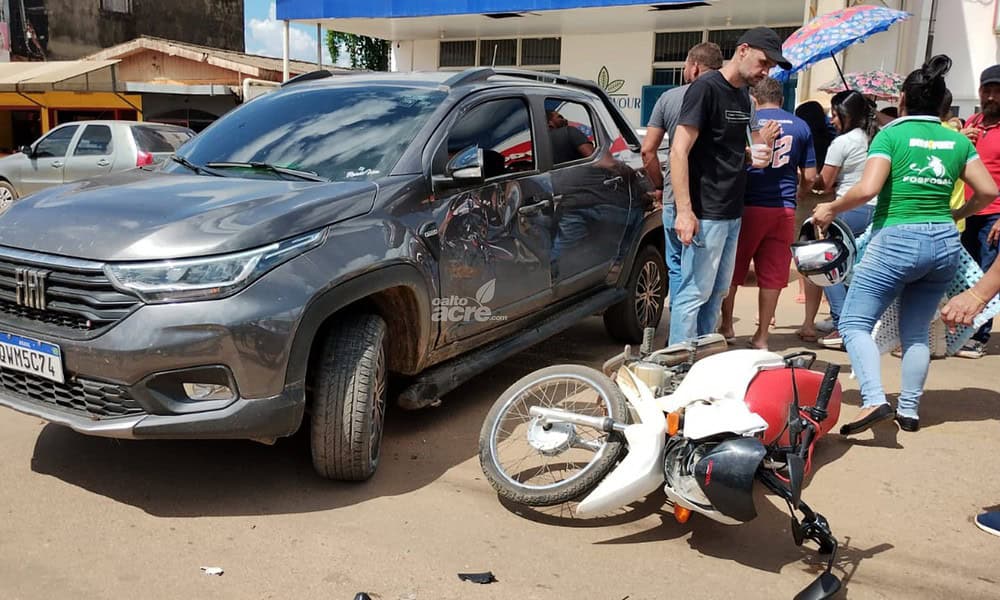 Veja vídeo: Conversão irregular em avenida de Brasiléia causa acidente entre moto e utilitário