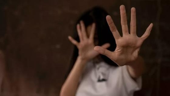 Menina de 13 anos é espancada, gravada sem roupa e deixada em barraco por amigas