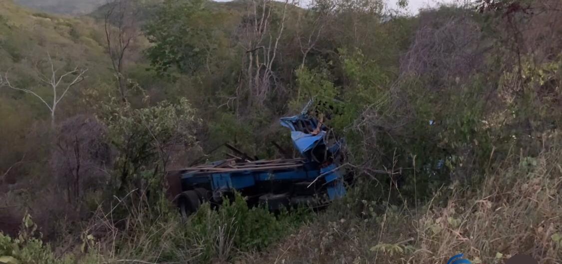 Após caminhão cair em ribanceira, cinco pessoas morrem e três ficam feridas em estrada no RN
