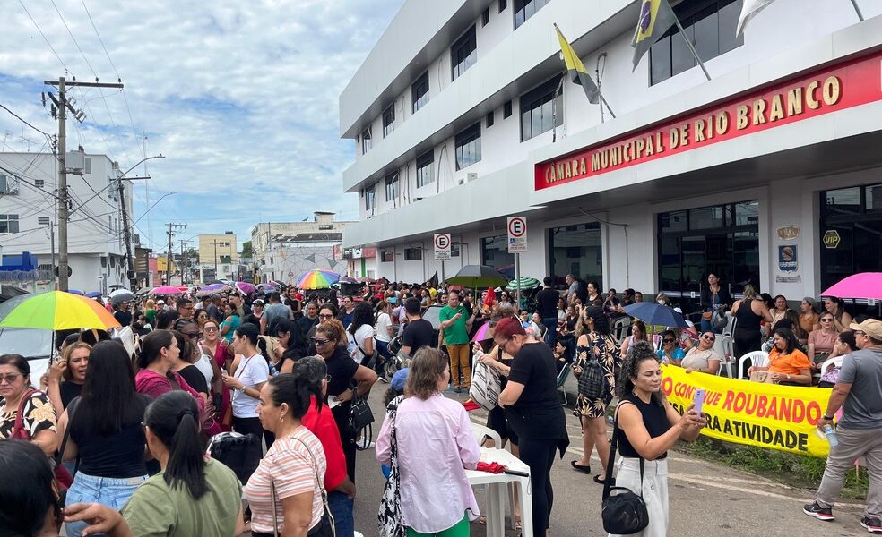 Em greve, servidores de escolas municipais fecham rua e protestam em frente à Câmara de Rio Branco