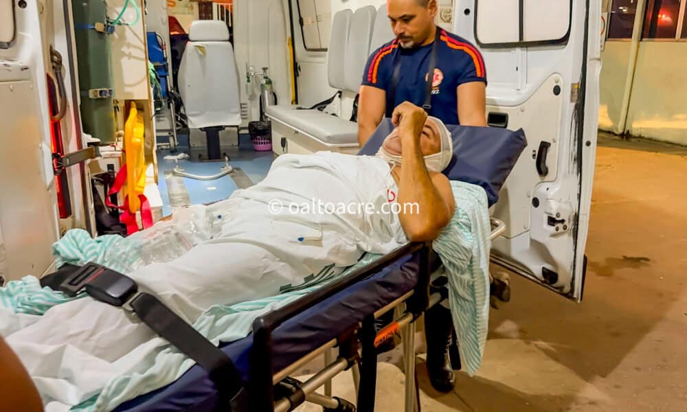 Homem cai do telhado enquanto fazia reparos e é transferido em estado grave para hospital em Rio Branco