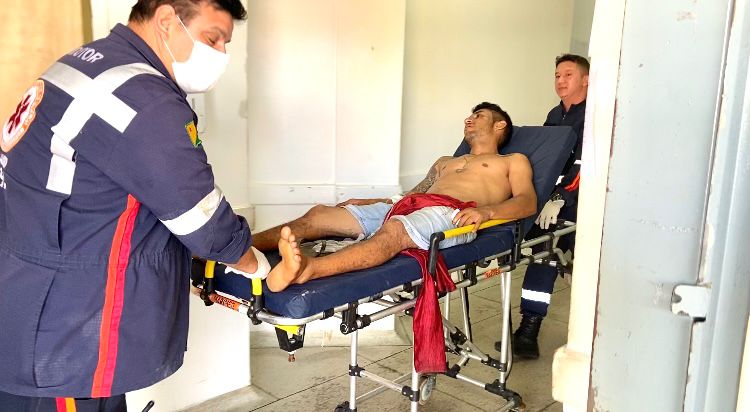 Homem é brutalmente espancado por trio na Baixada da Sobral e sofre fraturas nas costelas