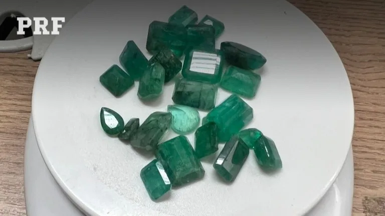 Homem é detido com 23 pedras de esmeralda na BR-401
