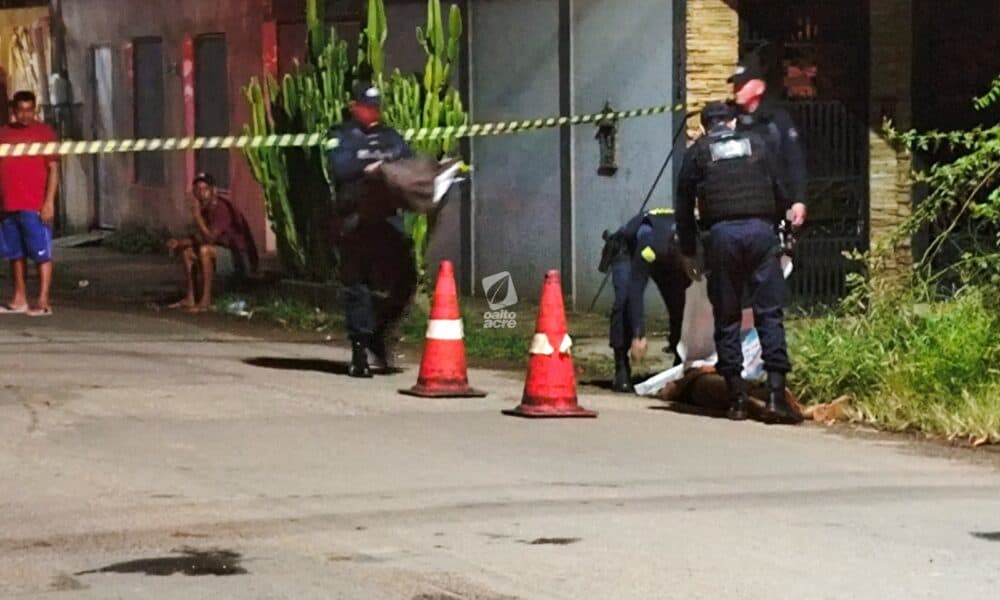 Homem é morto a facadas por dupla em motocicleta no bairro Cadeia Velha, em Rio Branco