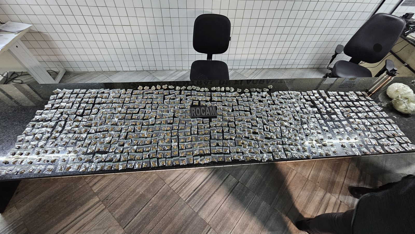 Idosa de 60 anos é presa por tráfico de drogas; mulher portava aproximadamente 1kg de skank