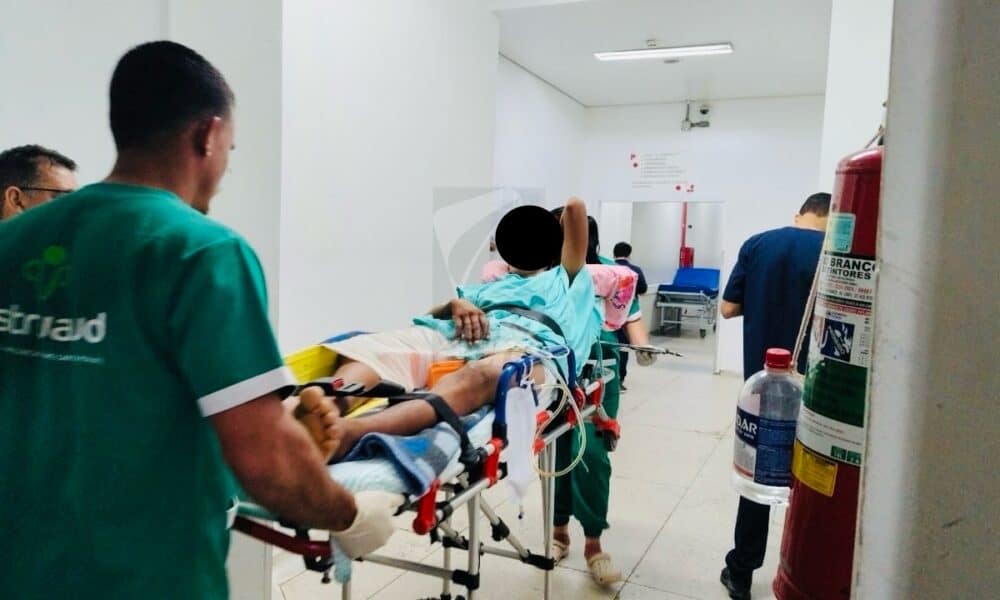 Jovem de 17 anos sofre fratura em grave acidente entre moto e caminhonete em Vista Alegre do Abunã (RO)