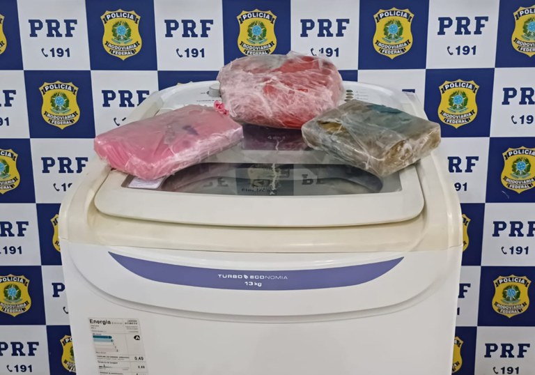 PRF encontra 5 kg de maconha escondidos dentro de máquina de lavar em ônibus interestadual