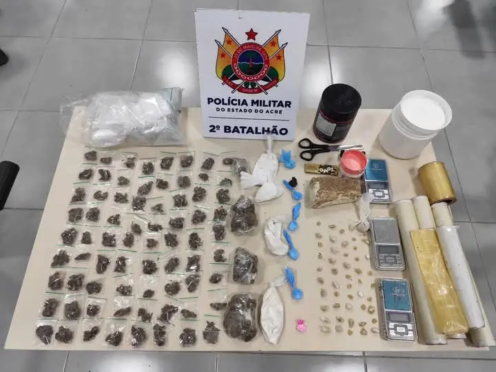 Polícia Militar apreende grande quantidade de drogas em casa abandonada no Recanto dos Buritis