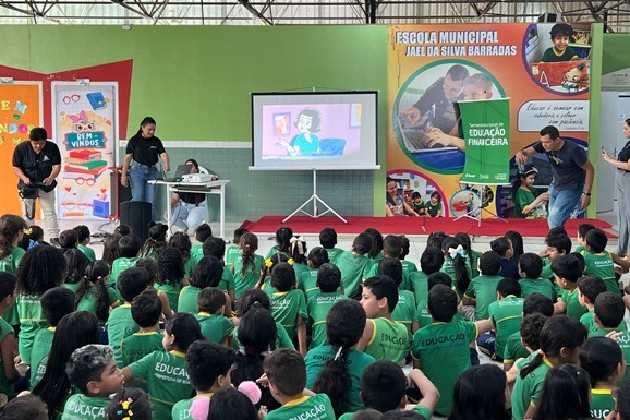 Sicredi leva gibis da Turma da Mônica e educação financeira para crianças em escola de Boa Vista