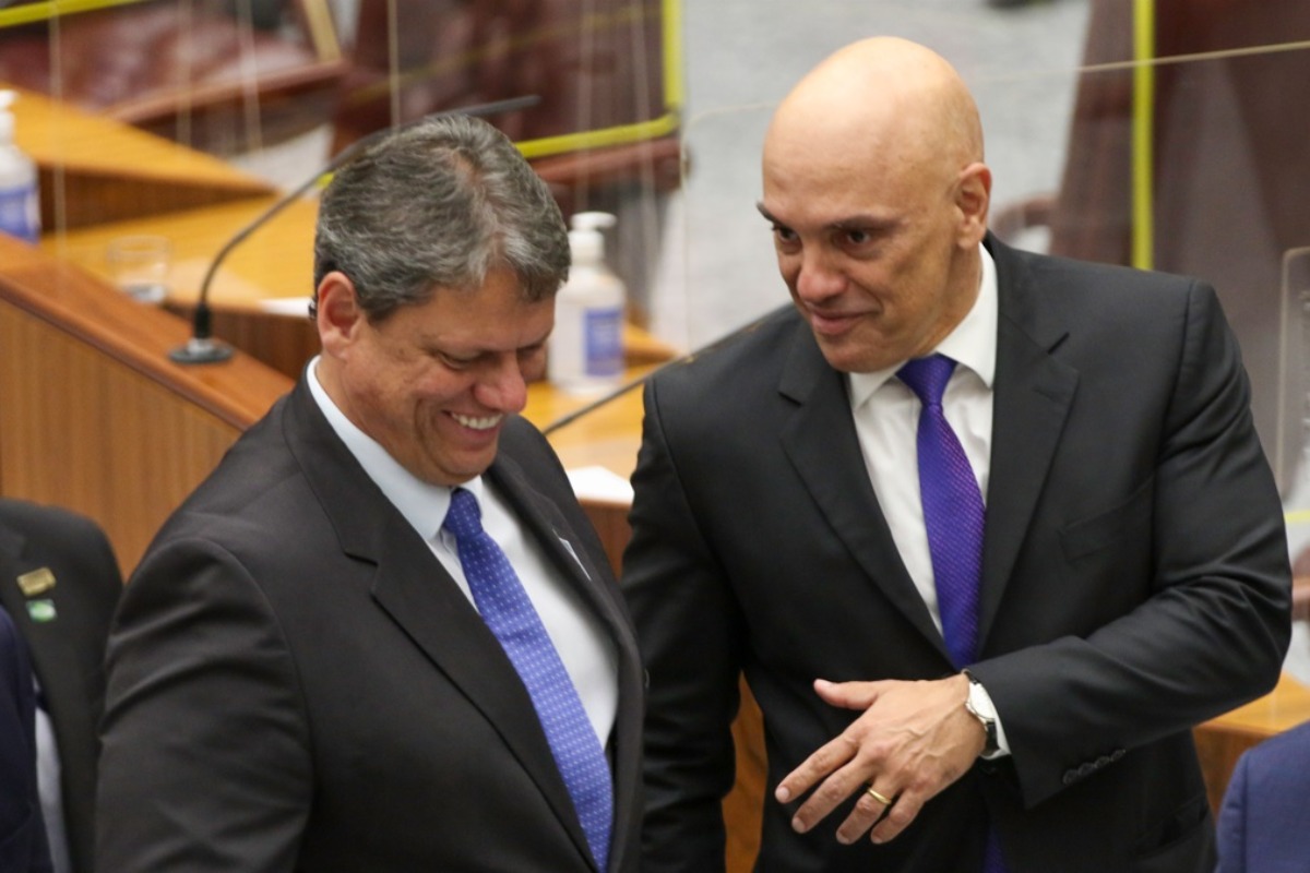 O que Tarcísio diz a Bolsonaro a portas fechadas sobre Moraes e 2026