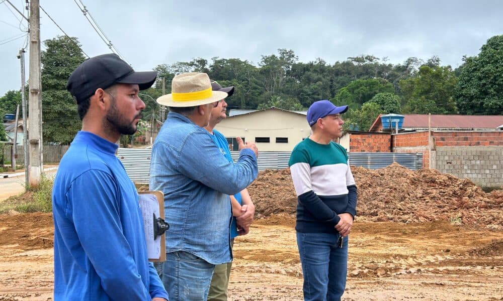 Prefeito Jerry Correia acompanha terraplenagem para novas sedes da Saúde e Educação