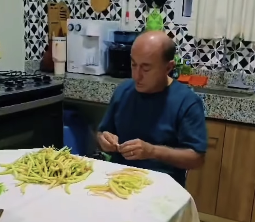 Prefeito de Rio Branco comemora colheita de feijão de sua fazenda: “Como bom acreano faz”