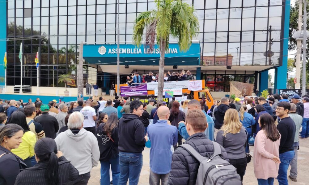 Servidores públicos do Acre protestam por reajuste e ameaçam greve geral